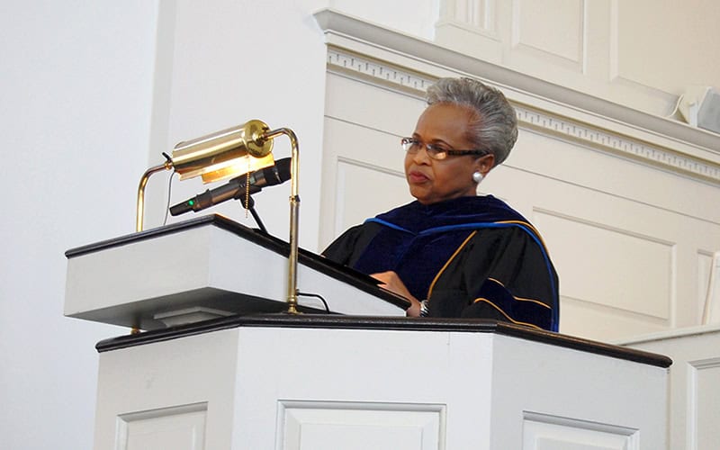 Senator Robinson delivers inspiring Honors Convocation speech